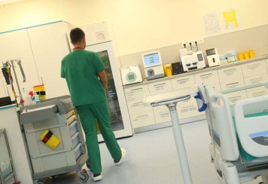 Krenula kući sa bebom, pa polomila kuk na pragu bolnice