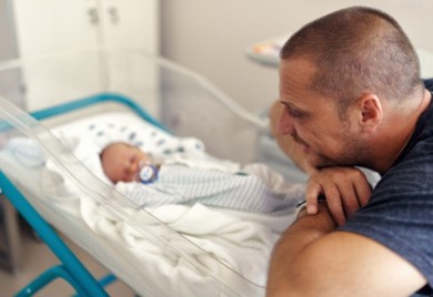 Zašto se muškarcu cijepa majica kad postane tata – simbolika je nevjerovatna