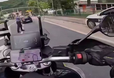Turisti iz Turske snimili policajca kako uzima mito: Napisao kaznu pa “poklekao” pred 20 evra (VIDEO)