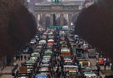 Ljuti njemački poljoprivrednici traktorima stigli u centar Berlina, negoduju zbog novih izmjena zakona