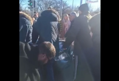 Autom upao na blokadu ispred Farmaceutskog fakulteta, oborio ženu (VIDEO)