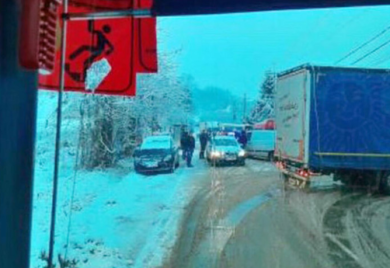 U sudaru kamiona i autobusa povrijeđene tri osobe