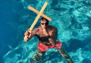 Ambasador Srbije plivao za Časni krst na 16 stepeniu bazenu rezidencije