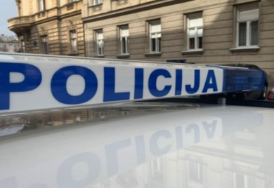 Porodili ženu u stanu, policajac bebi odmotao pupčanu vrpcu