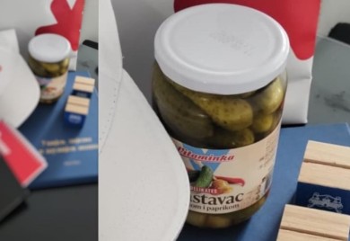 Grad Banjaluka učeniku generacije poklonio teglu krastavaca, savjetnica gradonačelnika poručila: "Poklonu se u zube ne gleda"