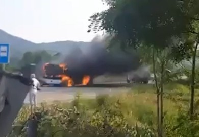Izgorio autobus kod Kruševca (VIDEO)