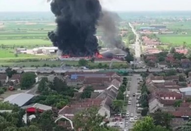 Borba sa vatrom: Gori fabrika lakova, odjekuju eksplozije VIDEO