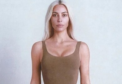Kim Kardašijan pozirala noseći visoko izrezani bodi, stražnjica u prvom planu