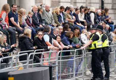 Kovčeg kraljice Elizabete obišlo oko 250.000 ljudi