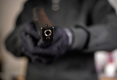 Naoružani razbojnik u banci drži 12 talaca