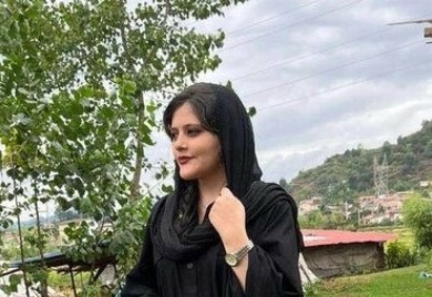 Iranci protestuju zbog smrti dvadesetdvogodišnje Mahse Amini, sukobi demonstranata i policije