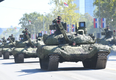 Vojnici tokom parade pozdravili studente kojima je policija zabranila ulazak VIDEO