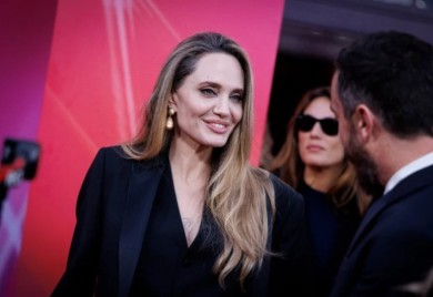 Anđelina Džoli prošetala sa novim dečkom na crvenom tepihu FOTO