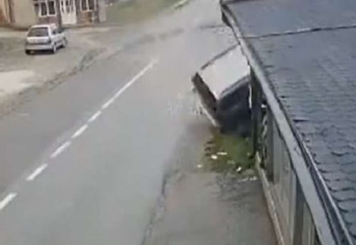 Automobilom uletio u prodavnicu, povrijeđene tri osobe