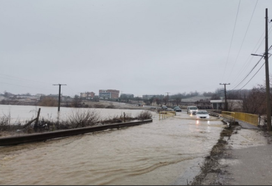 Velike poplave širom KiM-a, voda se približava kućama