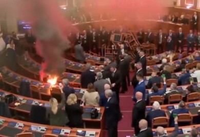 Haos u Skupštini Albanije: Aktivirane dimne bombe (VIDEO)