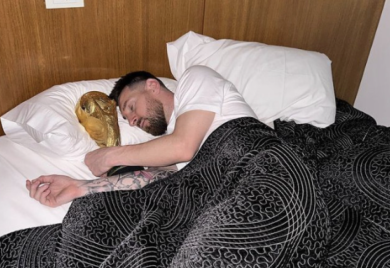 Mesi zaspao sa peharom