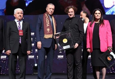 Bregović u Istanbulu na susretu Roma, Erdogan mu uručio plaketu