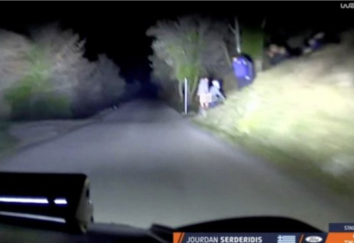 Uzbuđenja na čuvenom reliju: Autom naletio na seks akciju (VIDEO)