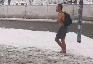 Muškarac potpuno bos, u šorcu i bez majice hoda Sarajevom (VIDEO)