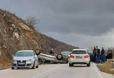 Automobil završio na krovu, vatrogasci izvlačili povrijeđene