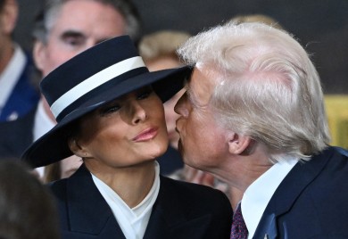 Snimak poljupca Melanije i Donalda Tramp srušio je internet zbog prve dame kojoj poručuju: „Obožavamo ovu ludu Slovenku“