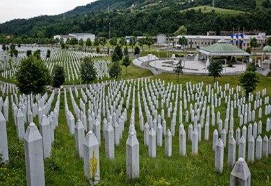 Šmit nametuno odluku, izmjenio Zakon o Memorijalnom centru Srebrenica