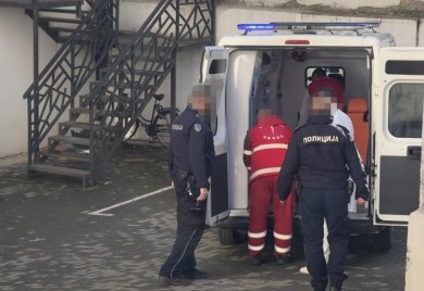 Ljekari se bore za život mladića: Pokušao da razdvoji dvije grupe na splavu, pa izboden