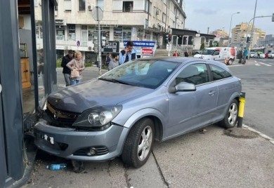 Izletio sa kolovoza i pokosio nekoliko pješaka, pa se zabio u pekaru FOTO