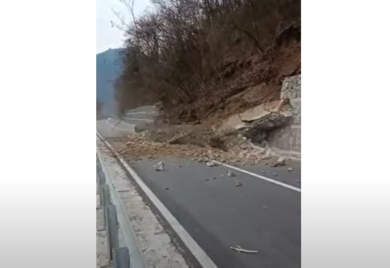 Otežan saobraćaj kod Prijepolja: Veliki odron odnio potporni zid (VIDEO)