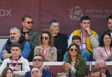 Stanivuković sa bakom Gospom prati meč Đoković-Lajović