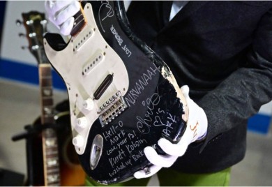 Razbijena gitara Kurta Kobejna prodata na aukciji za 600.000 dolara