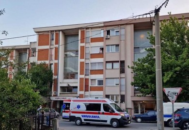 Još jedna tragedija u BiH: Ženu izbo nožem, pa skočio sa balkona