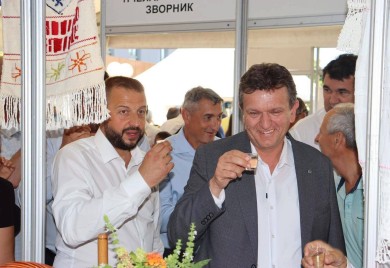 Skandal u Ugljeviku: Blanuša uzeo flašu rakije, slikao se – ali nije platio! (FOTO)