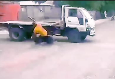 Čovjek podletio pod točkove kamiona i ostao živ