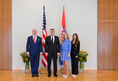 Da li je novoj ambasadorki SAD u Hrvatskoj suknja malo prekratka?