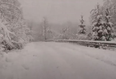 Pola metra snijega palo u Gorskom kotaru, problemi u saobraćaju (VIDEO)