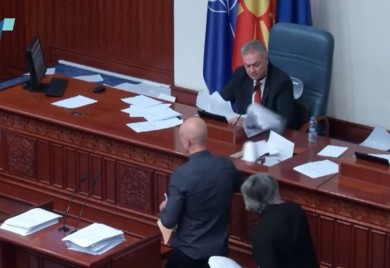 Haos u Sobranju: Poslanici polomili kompjuter, gađali predsjedavajućeg (VIDEO)