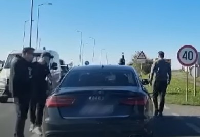 Policija sve gledala i pustila napadače: U Vukovaru napadnuto vozilo sa srpskim tablicama VIDEO