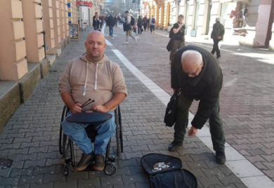 Ognjen svirajući u Gospodskoj ulici prikuplja novac za Tursku i Siriju