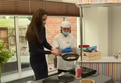 Vrsna kuvarica se javno osramotila: Urnebesan pokušaj Kejt Midlton da pripremi palačinke (VIDEO)