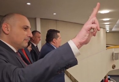 Banjac podigao tri prsta u Dumi: Delegacija Narodne skupštine Srpske na sjednici ruskog parlamenta (VIDEO)
