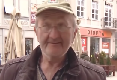 Simpatični deka postao hit na mrežama: Pitali ga koliko je važno vođenje ljubavi, ovaj odgovor je nasmijao sve (VIDEO)