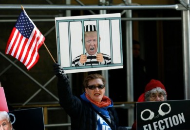 Čeka se istorijska optužnica protiv Trumpa, policija postavila barikade
