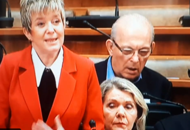 ŠIROM OTVORENIH USTA: Poslanik zaspao u Skupštini Srbije (VIDEO)