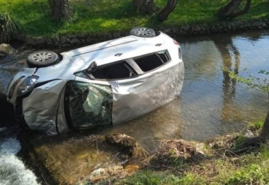 Promašili most: Polo sa petoricom mladića sletio u korito rijeke FOTO