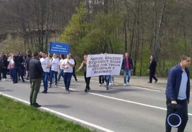 DNS-ovci protestovali nedaleko od kuće Željka Dubravca: “Lopove, kradeš budućnost naše djece dok tvoja studiraju u Bolonji"
