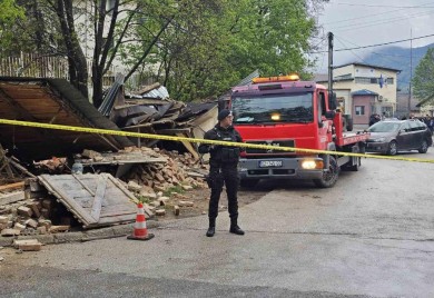Priština porušila garaže u sjevernom dijelu Kosovske Mitrovice čiji su vlasnici Srbi (VIDEO)