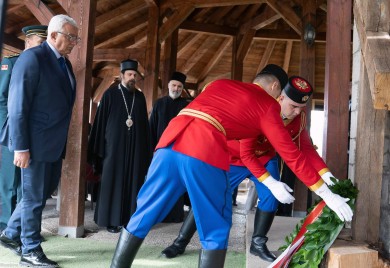 Mandić položio vijenac kod Časnog krsta u Doljanima