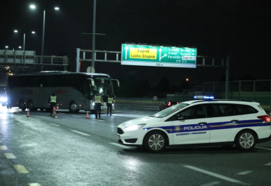 Navijači "Hajduka" napali policiju posle utakmice sa "Dinamom"